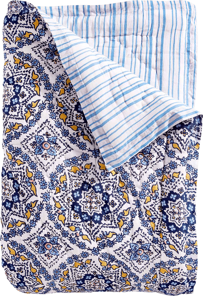 Elegant Patterned Quilt Blanket for Cozy Comfort PNG