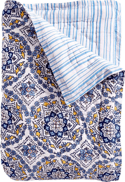 Elegant Patterned Quilt Blanket for Cozy Comfort PNG