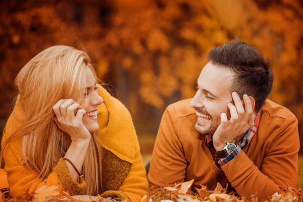 Autumn couple smiling in the park HD picture 01