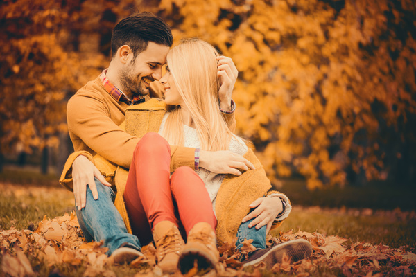 Autumn couple smiling in the park HD picture 03