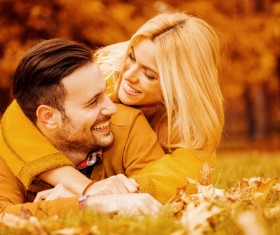 Autumn couple smiling in the park HD picture 04