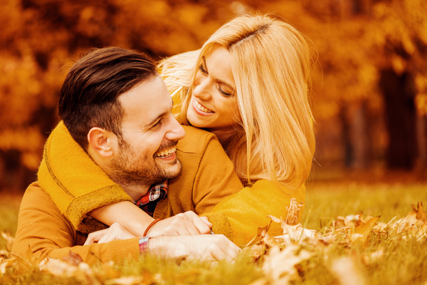Autumn couple smiling in the park HD picture 04