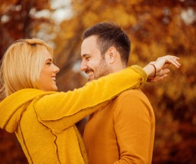 Autumn couple smiling in the park HD picture 05