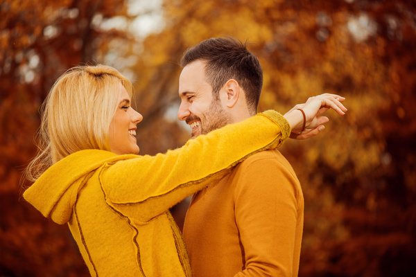 Autumn couple smiling in the park HD picture 05
