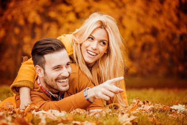 Autumn couple smiling in the park HD picture 06