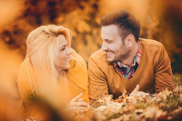 Autumn couple smiling in the park HD picture 07