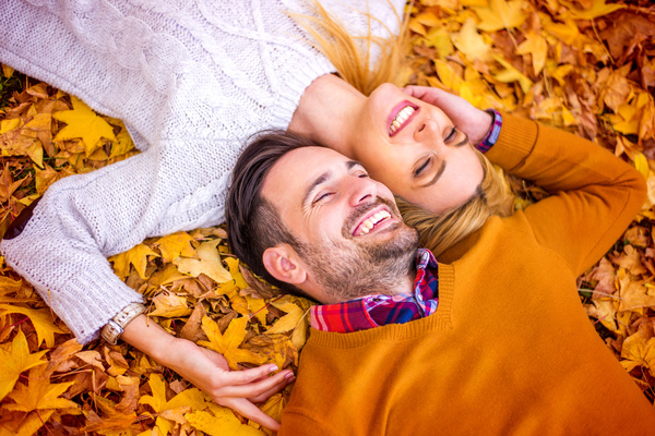 Autumn couple smiling in the park HD picture 08