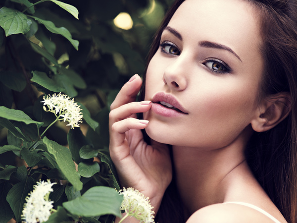 Beautiful woman with white flowers HD picture 01