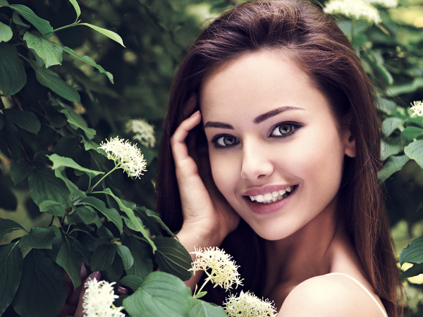 Beautiful woman with white flowers HD picture 02