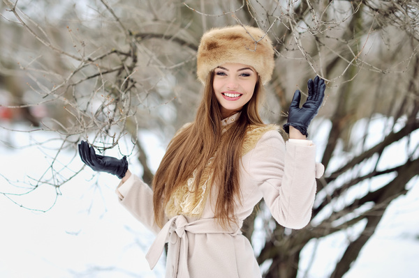 Beauty Fashion Model Girl in a Fur Hat HD picture 03 free download