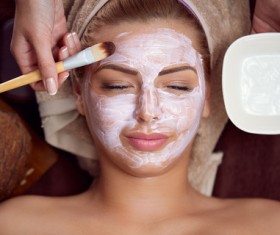 HD picture Beautician for customers to do facial skin beauty