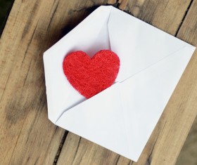 HD picture Envelopes and heart-shaped on the desktop