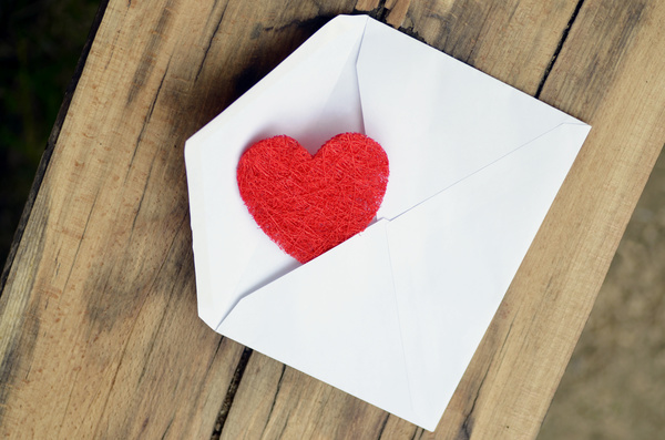 HD picture Envelopes and heart-shaped on the desktop