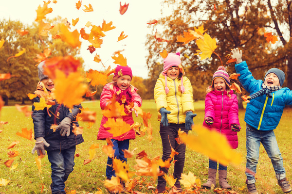 HD picture Happy children playing autumn leaves 03
