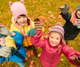 HD picture Happy children playing autumn leaves 05