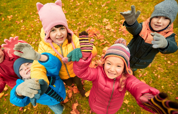 HD picture Happy children playing autumn leaves 05