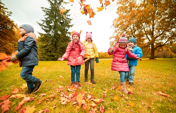 HD picture Happy children playing autumn leaves 06