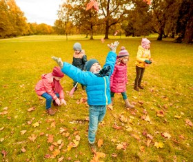HD picture Happy children playing autumn leaves 08
