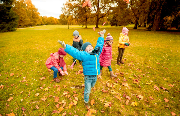HD picture Happy children playing autumn leaves 08