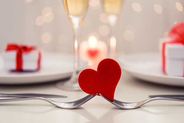 Heart shape on Valentine's Day table HD picture