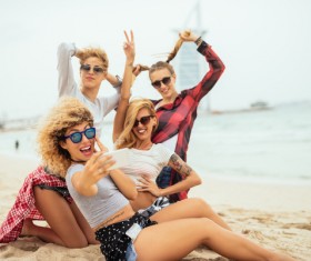 Photographed with friends and friends happy time HD picture