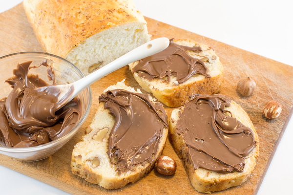 Smearing chocolate sauce slice of bread