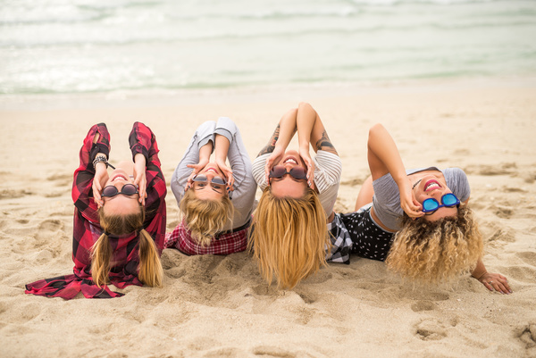 The beach four girls looked up at the sky Stock Photo