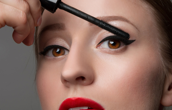 Use eyelash makeup for women