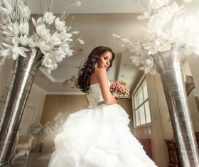 Wearing a white wedding bride happy smile HD picture