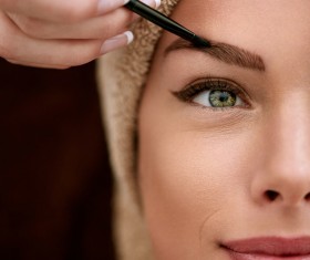 Women eyebrows make-up method