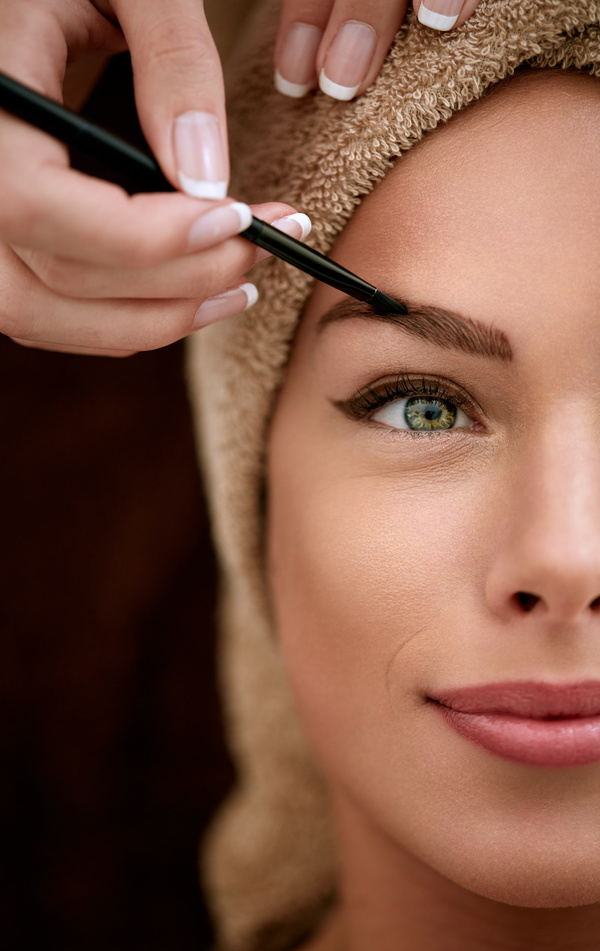 Women eyebrows make-up method