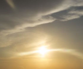 A ray of sunlight in the sky HD picture