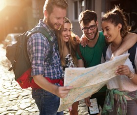 Around the city map to view the happy tourists HD picture