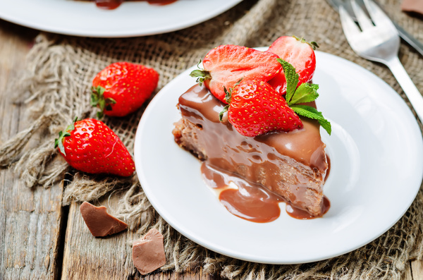 Chocolate cake with fresh strawberries HD picture