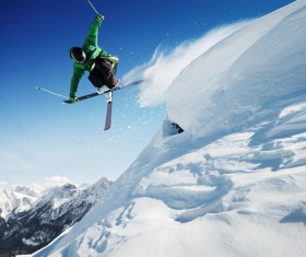 Extreme skiing enthusiasts HD picture