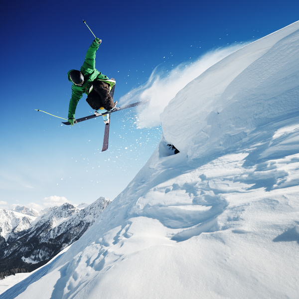 Extreme skiing enthusiasts HD picture