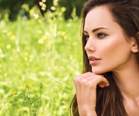 Holding the chin beautiful woman shooting in the field