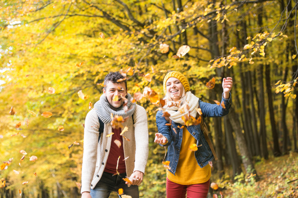 Sweet young couple throwing fallen leaves HD picture
