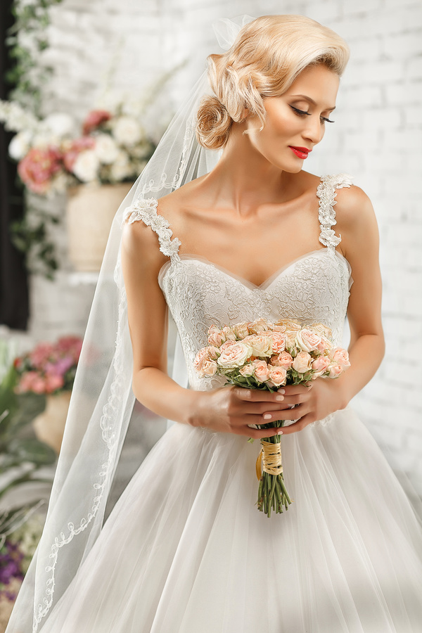 An elegant wedding dress for the bride HD picture 01