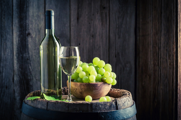 Cask on the wine with wineglass, grapes HD picture