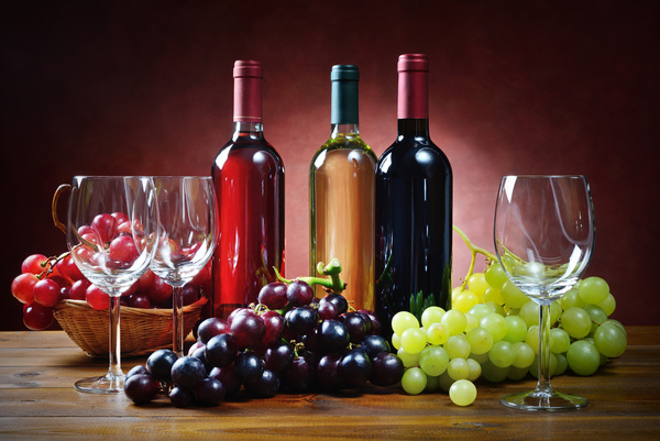 Grapes and glasses on the table HD picture