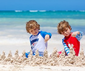 Sandcastle of the boy HD picture