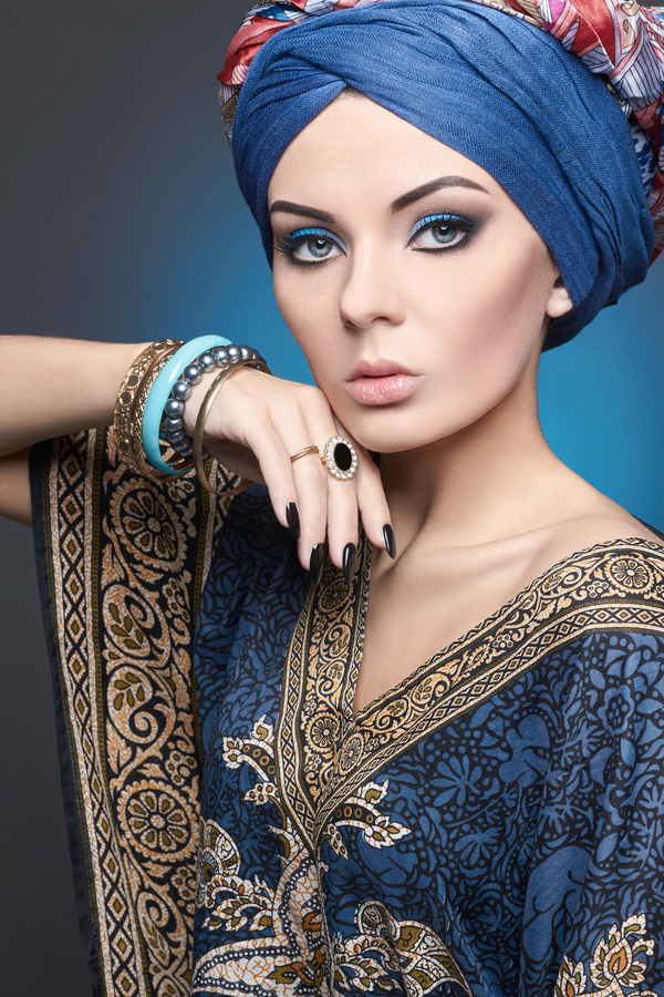 Wearing a folk dress to wear jewelry beautiful women free download