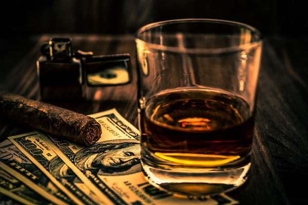 Whiskey, Cuban cigar money Stock Photo