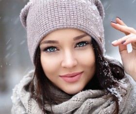 Winter outdoor lovely girl HD picture 01
