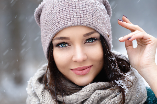 Winter outdoor lovely girl HD picture 01