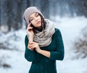 Winter outdoor lovely girl HD picture 02