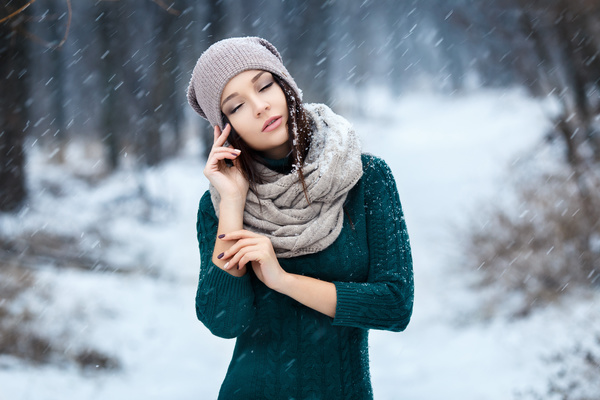 Winter outdoor lovely girl HD picture 02