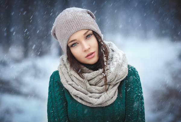 Winter outdoor lovely girl HD picture 07