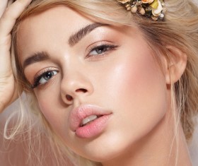 A girl with a jeweled garland HD picture